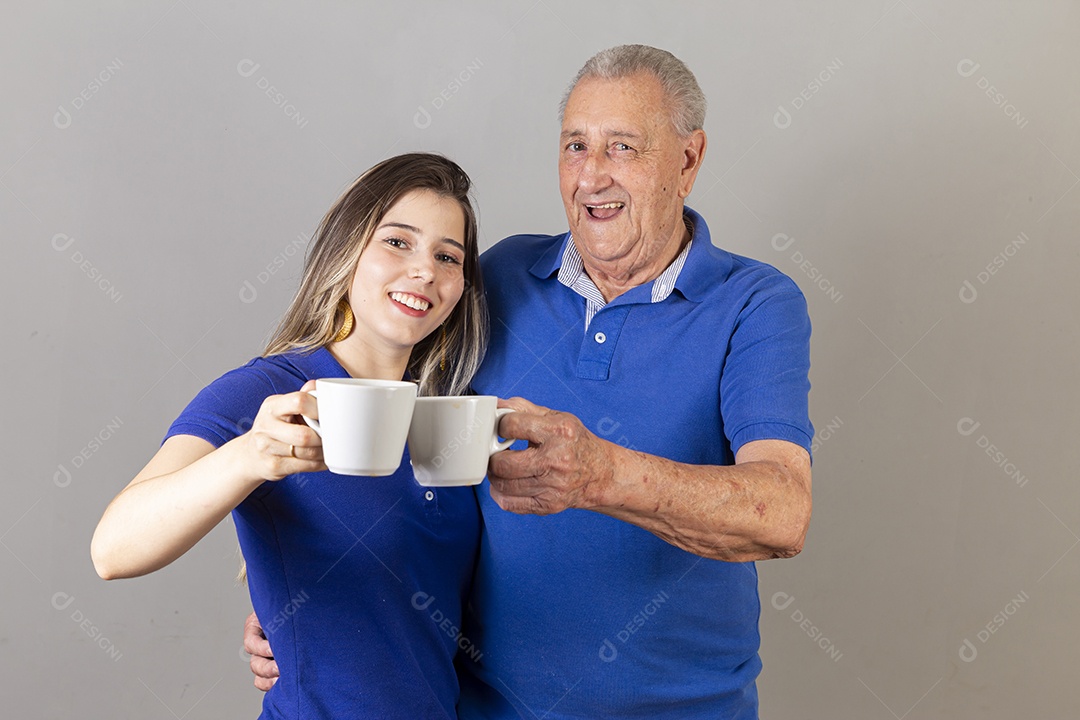 Pai e filha juntos sorridentes
