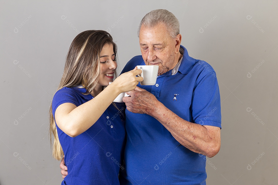 Pai e filha juntos sorridentes