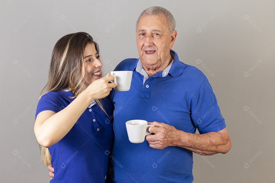 Pai e filha juntos sorridentes