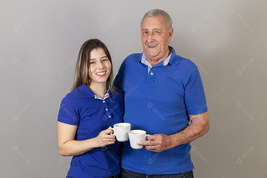 Pai e filha juntos sorridentes