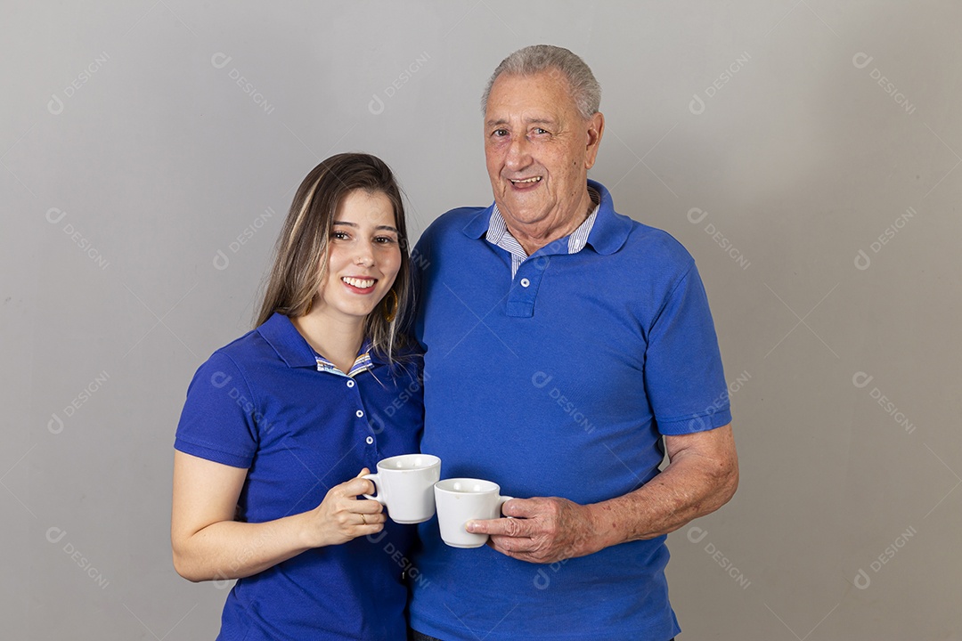 Pai e filha juntos sorridentes