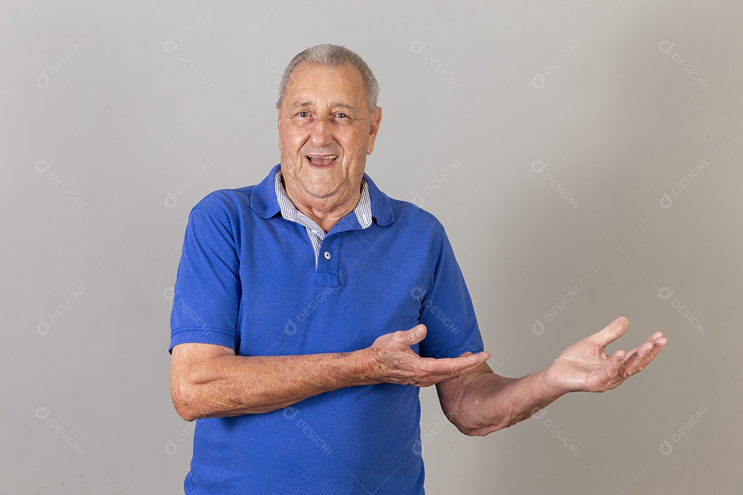 Homem sênior sorridente