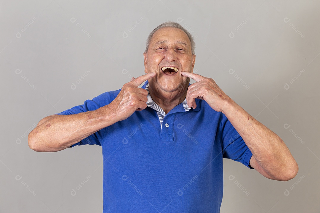 Homem sênior sorridente