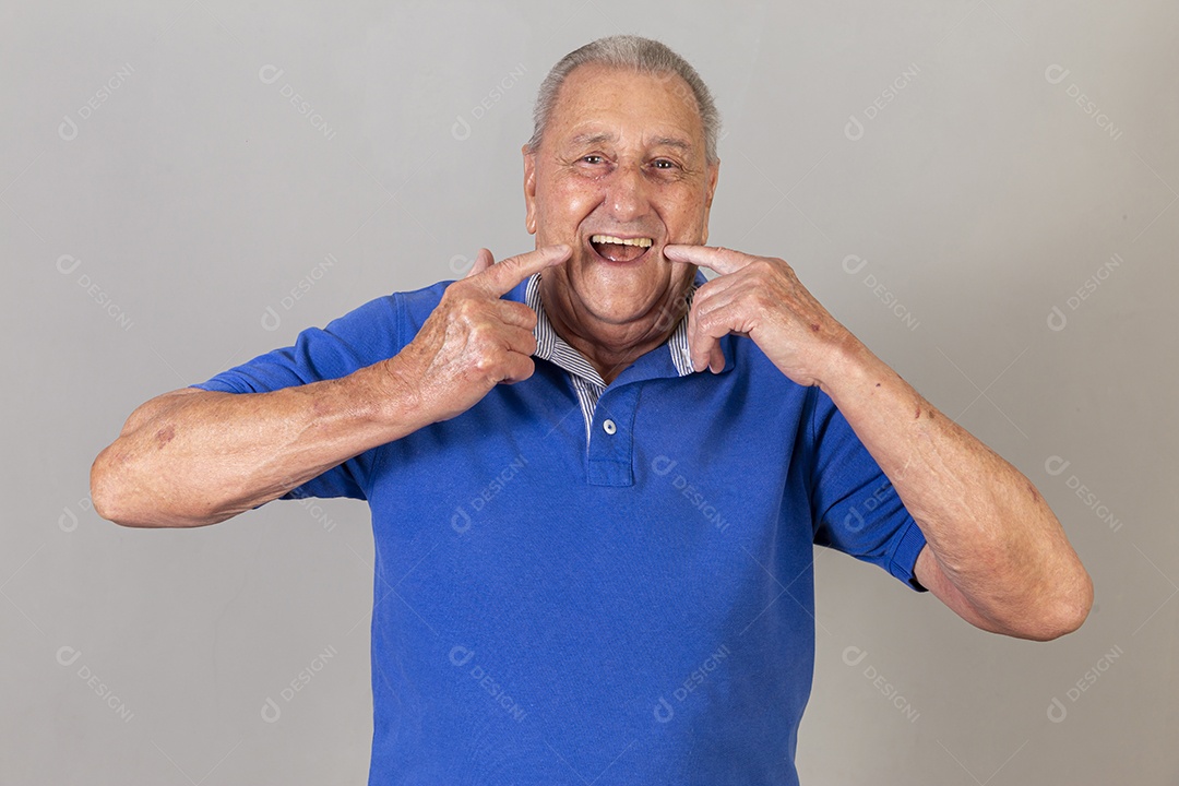 Homem sênior sorridente