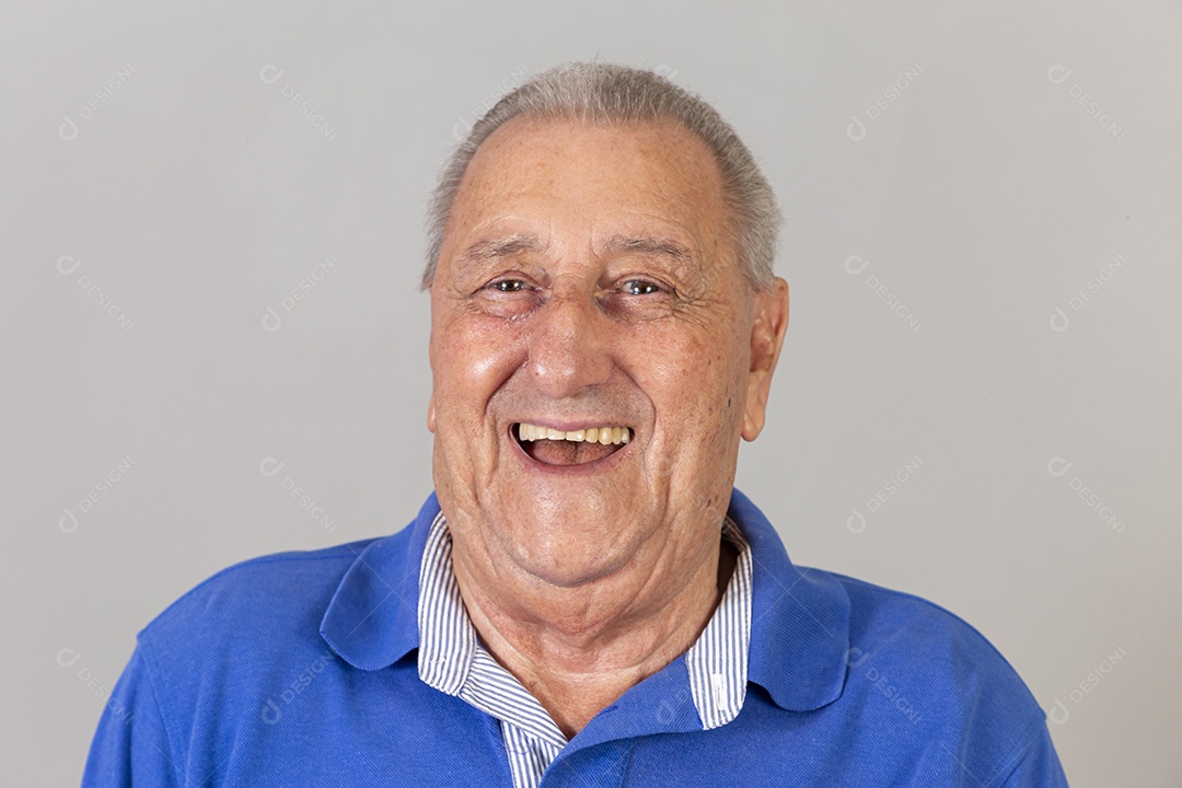 Homem sênior sorridente