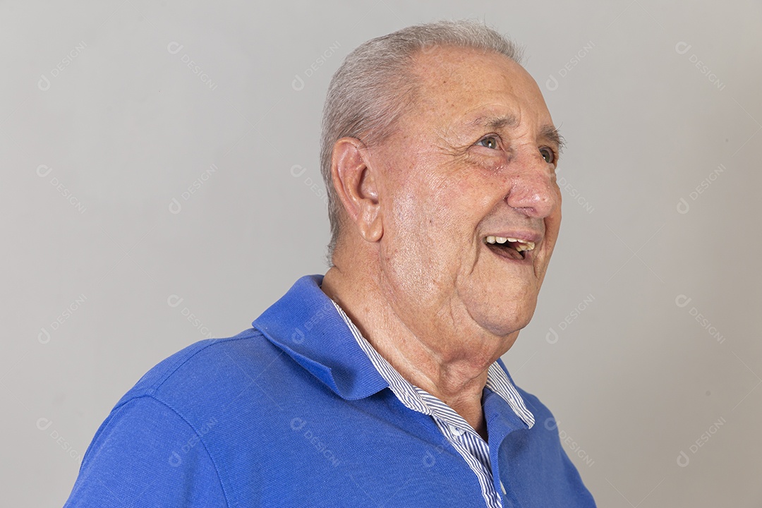 Homem sênior sorridente