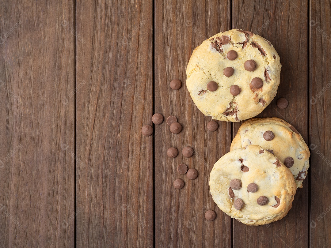 Biscoitos de chocolate sobre mesa de madeira com espaço de cópia.