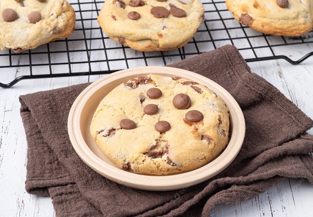 Biscoitos de chocolate sobre a mesa de mármore