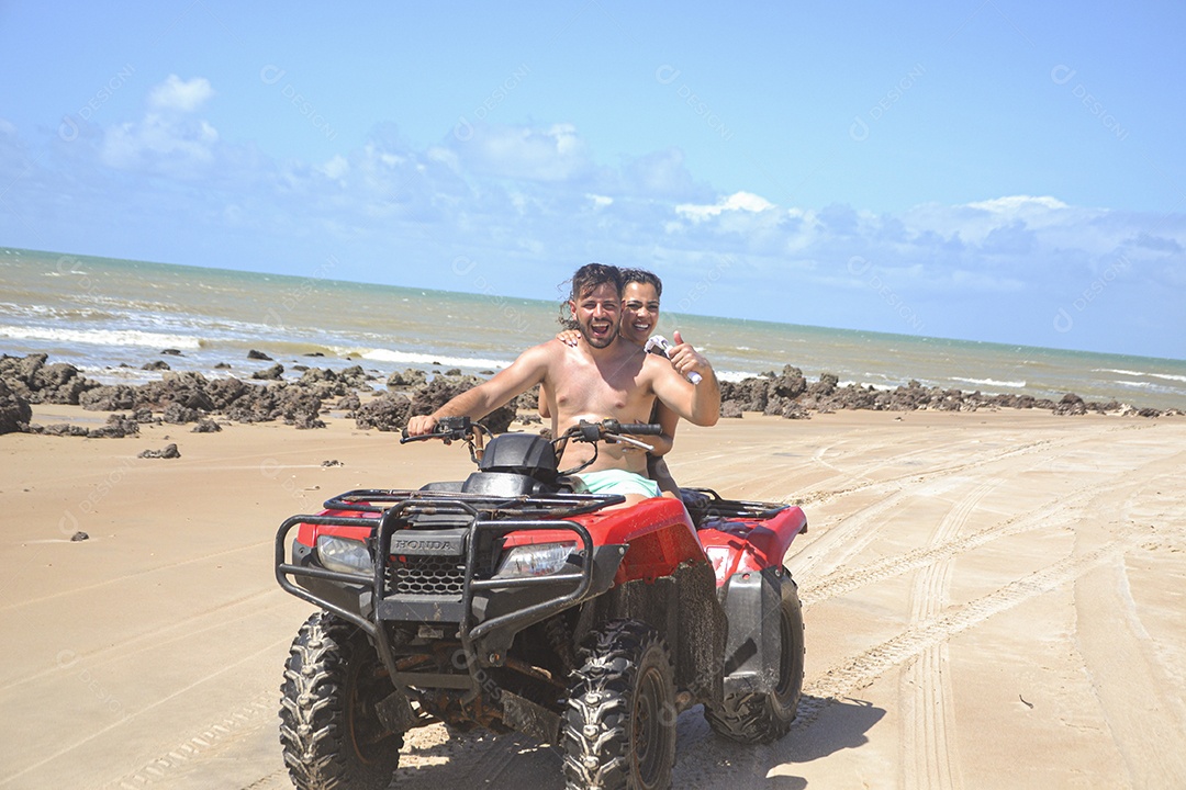 Família andando de quadriciclo pela praia