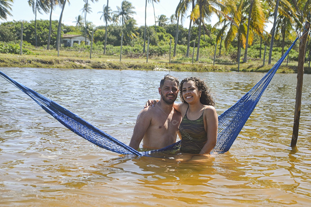 Casal jovem sorridentes curtindo a praia