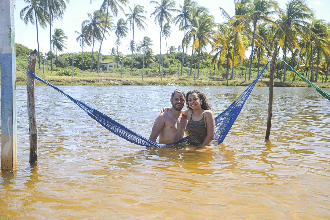 Casal jovem sorridentes curtindo a praia