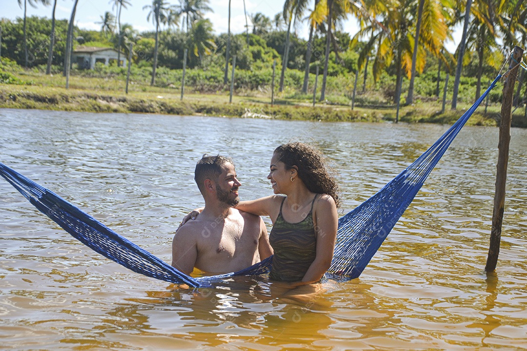 Casal jovem sorridentes curtindo a praia