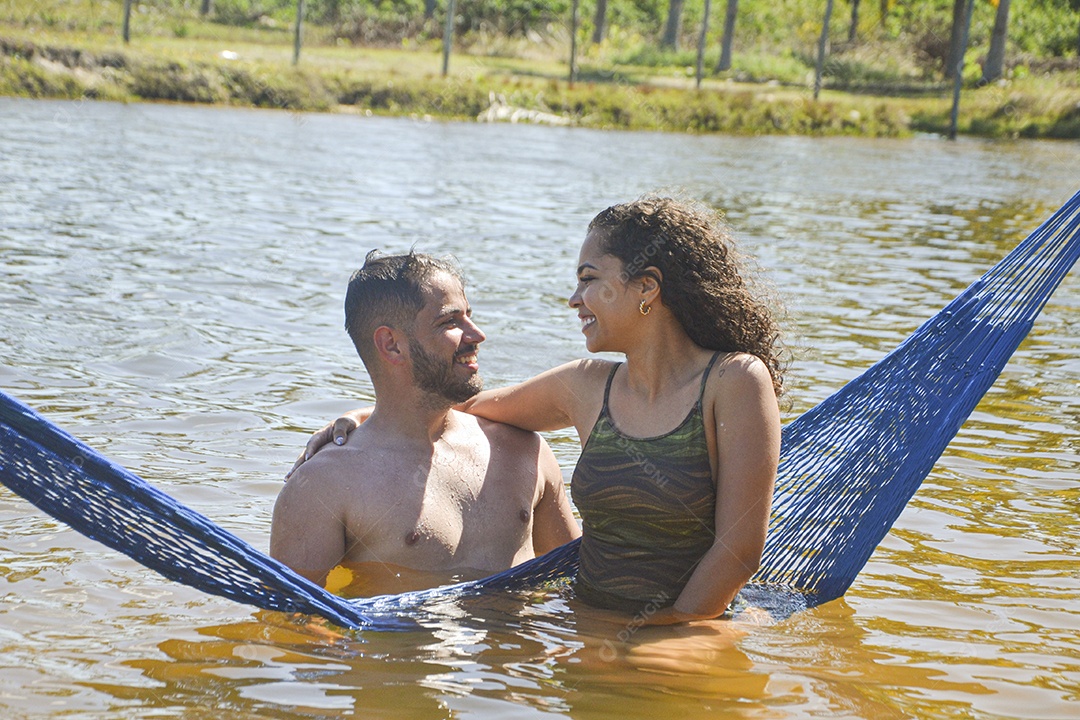 Casal jovem sorridentes curtindo a praia