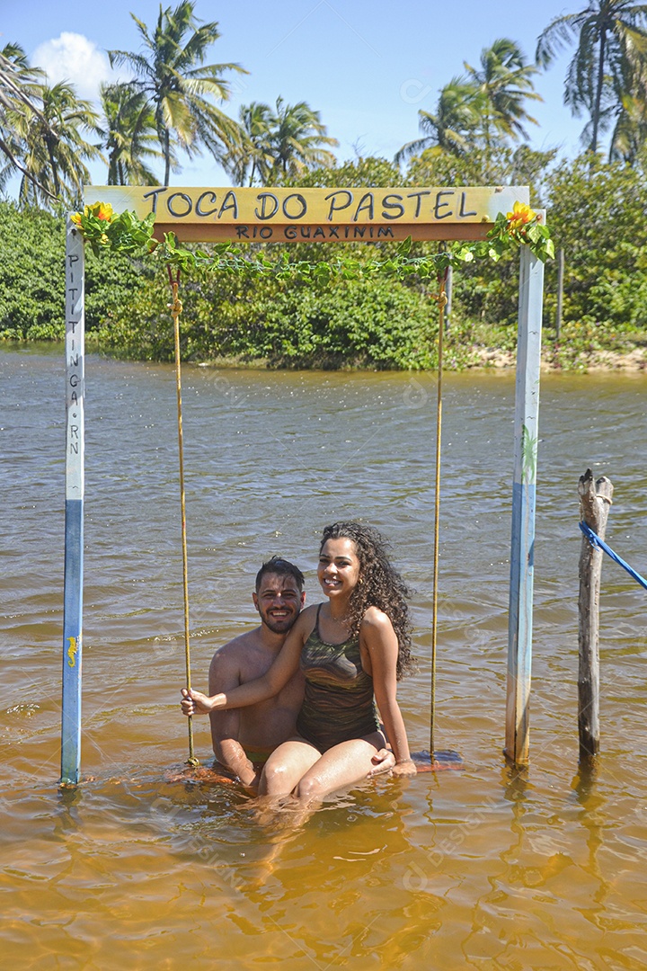 Casal jovem sorridentes curtindo a praia