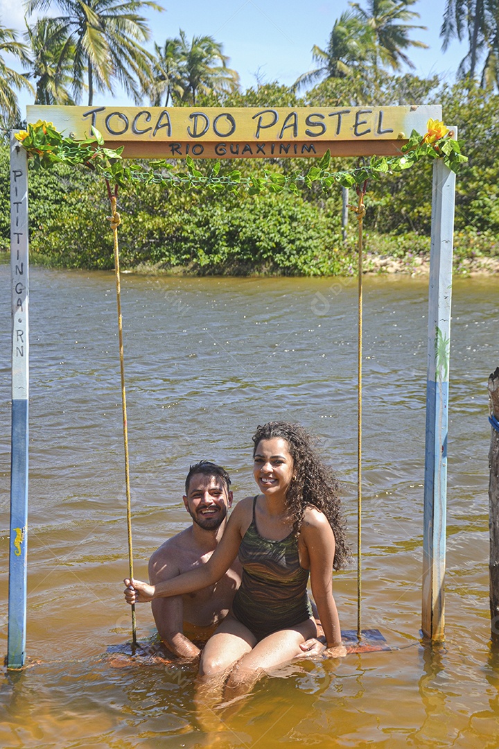 Casal jovem sorridentes curtindo a praia