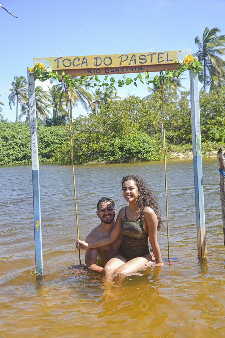 Casal jovem sorridentes curtindo a praia