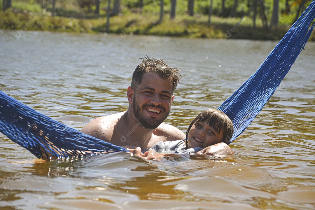 Pai e filha alegres curtindo a praia