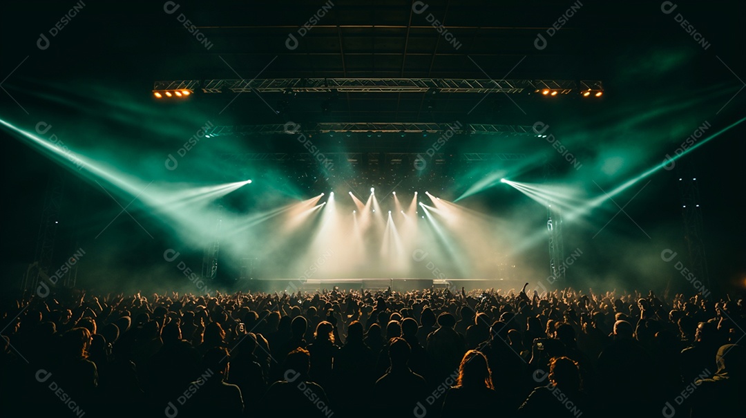 foto de um palco de show com público e muitas luzes