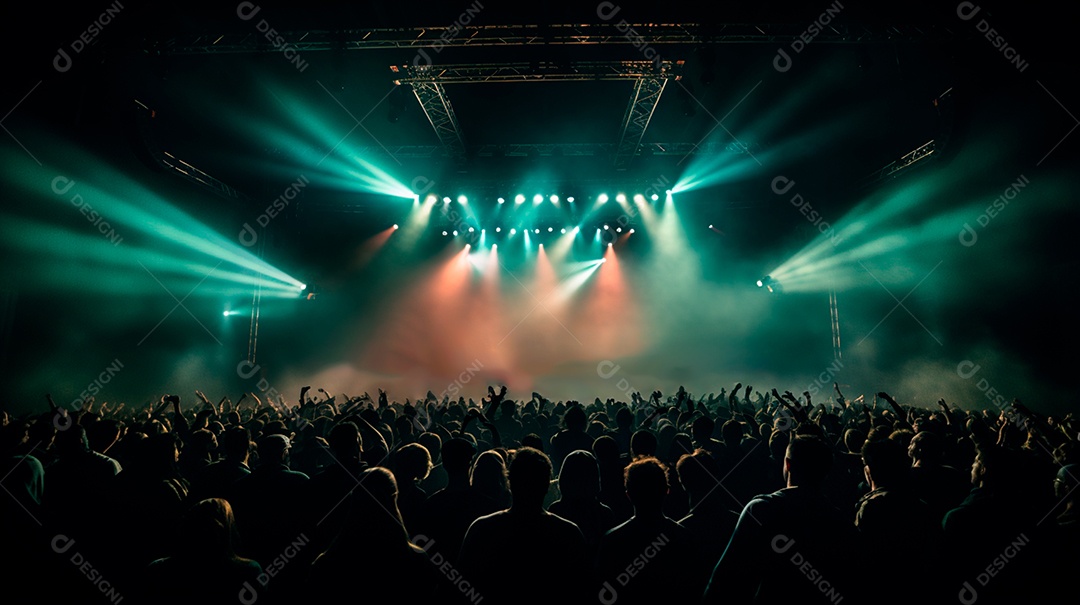 foto de um palco de show com público e muitas luzes