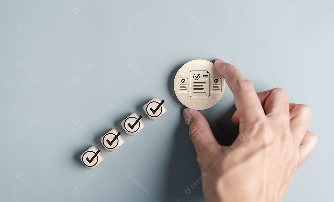 Mão de pessoa segurando peças em um fundo isolado