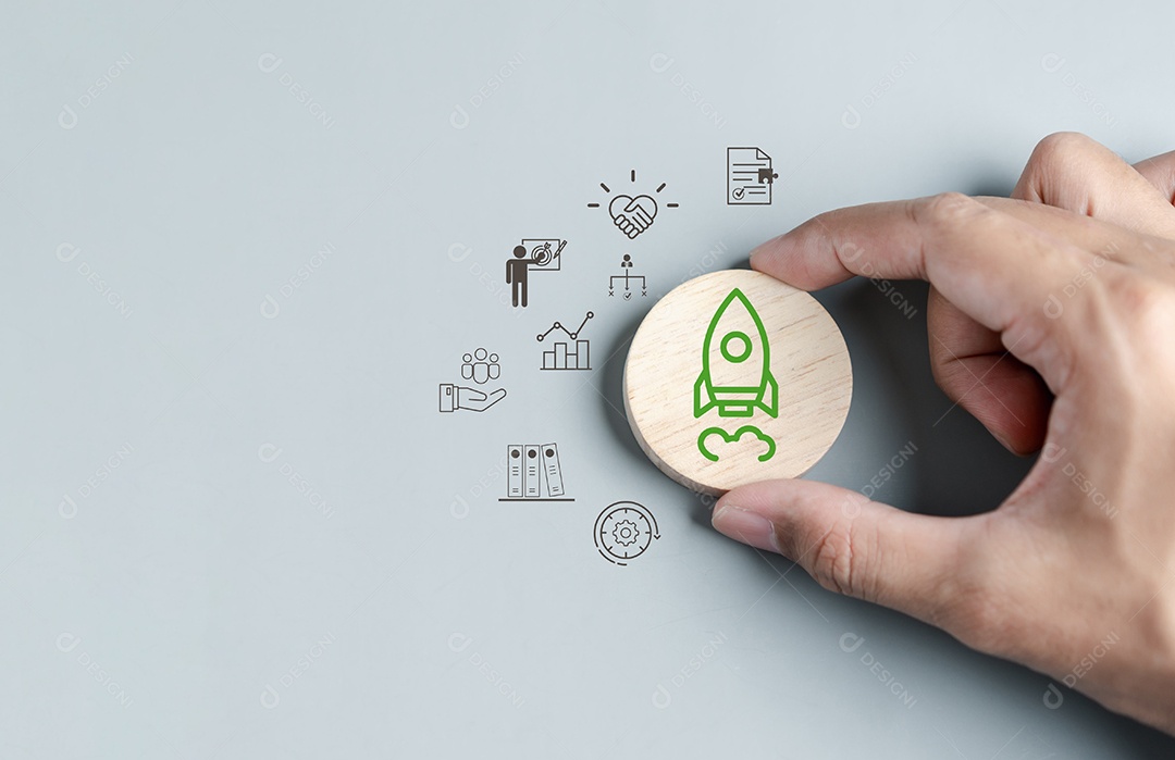 Mão de pessoa segurando peças em um fundo isolado