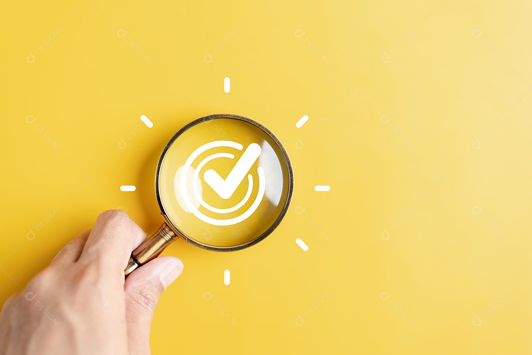 Mão de pessoa segurando peças em um fundo isolado