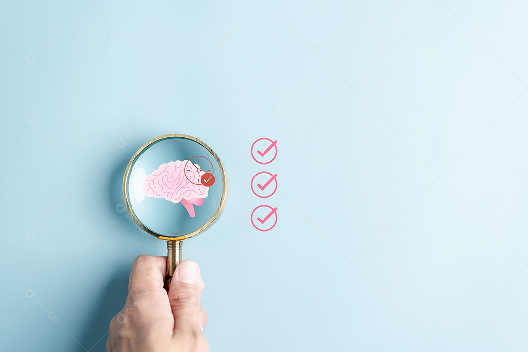 Mão de pessoa segurando peças em um fundo isolado