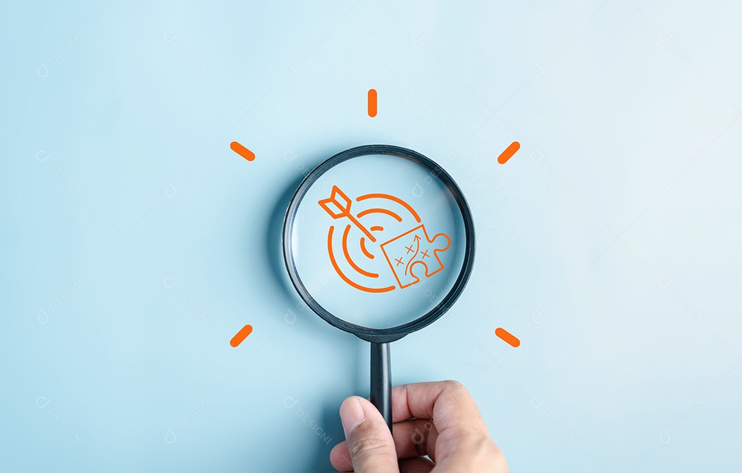 Mão de pessoa segurando peças em um fundo isolado