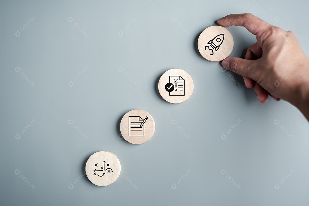 Mão de pessoa segurando peças em um fundo isolado