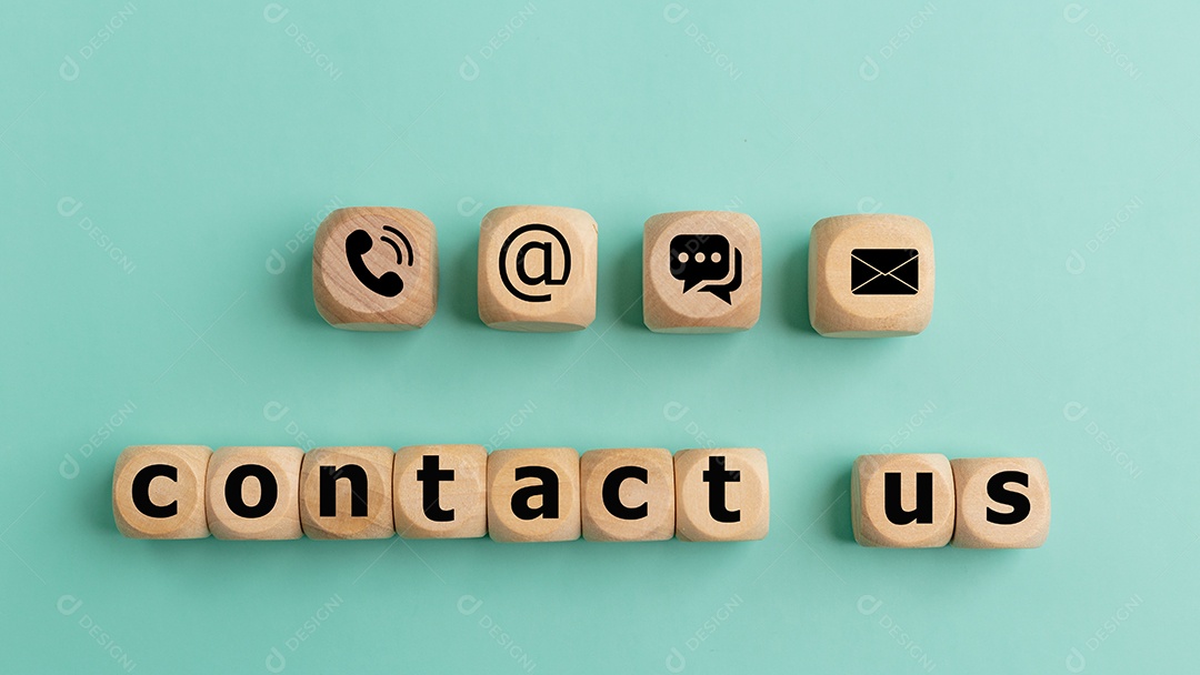 Contate-nos texto em cubos de madeira sobre fundo azul. Símbolo de cubo de madeira telefone, correio, endereço e telefone celular. Página do site entre em contato conosco ou conceito de marketing por e-mail.