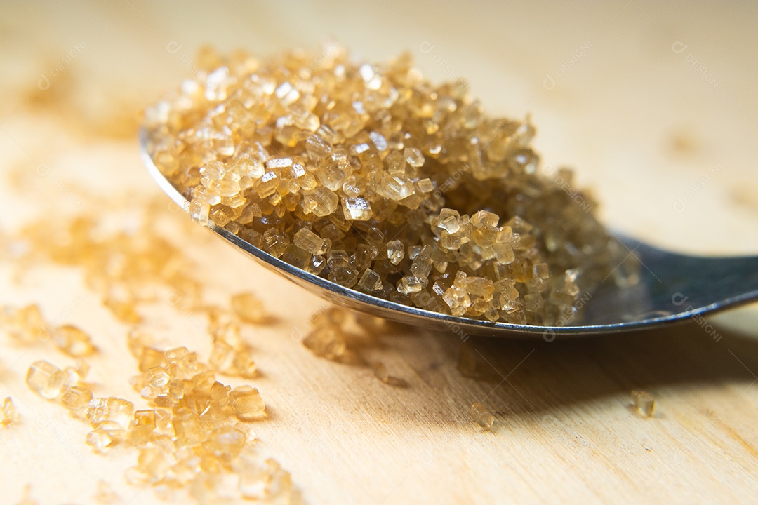 Macro de açúcar orgânico em uma colher na mesa de madeira