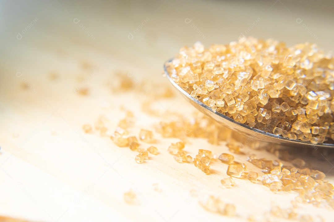 Macro de açúcar orgânico em uma colher na mesa de madeira