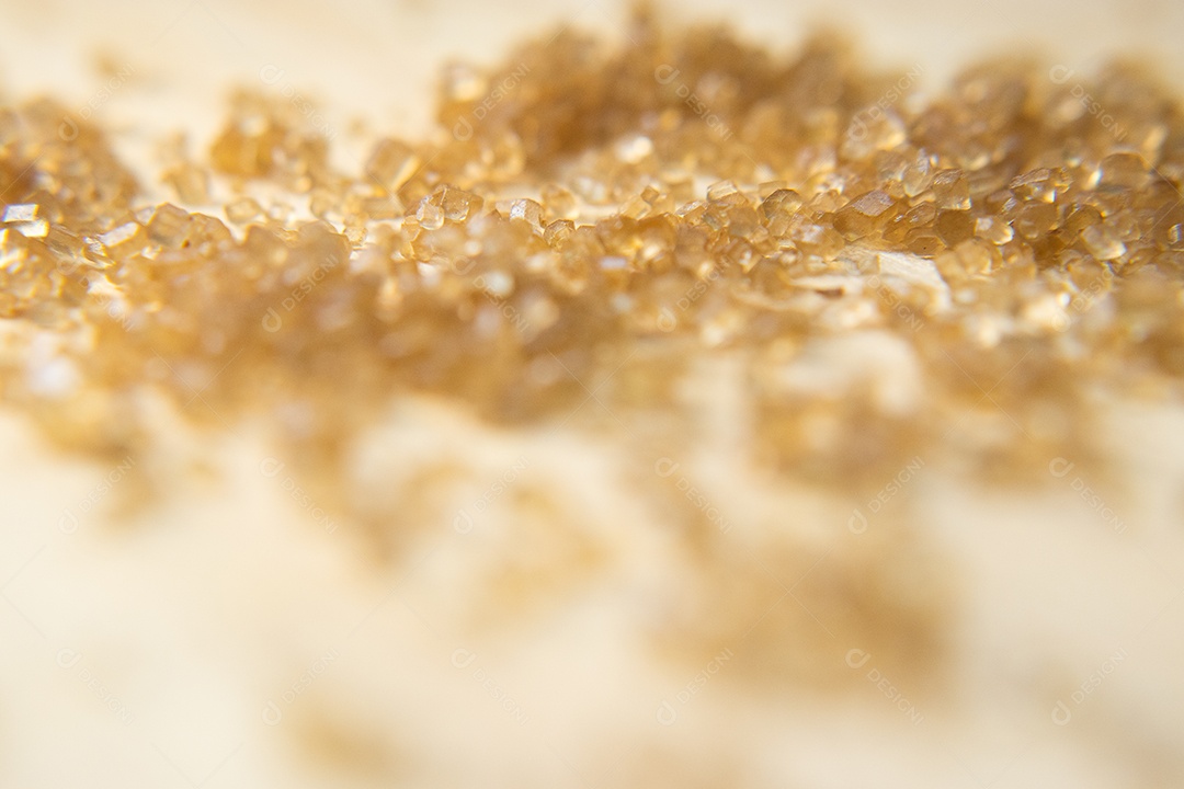 Macro de açúcar orgânico em uma colher na mesa de madeira