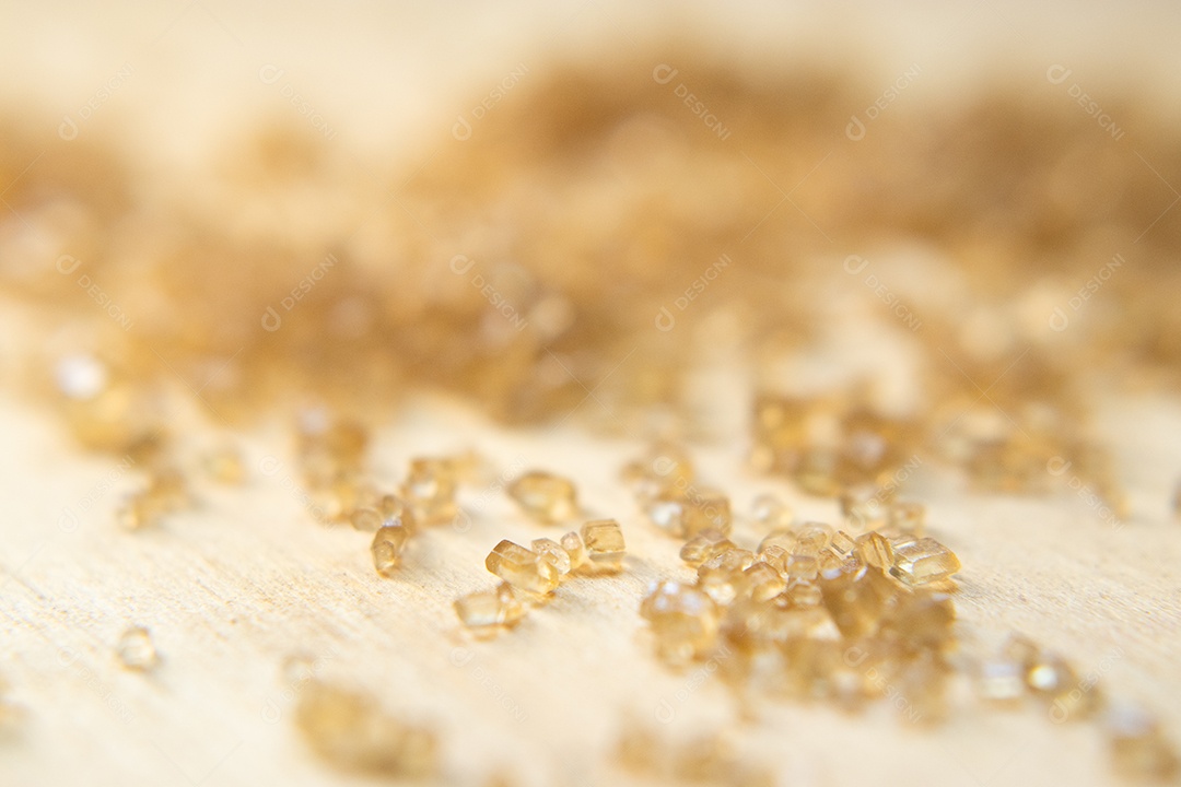 Macro de açúcar orgânico em uma colher na mesa de madeira