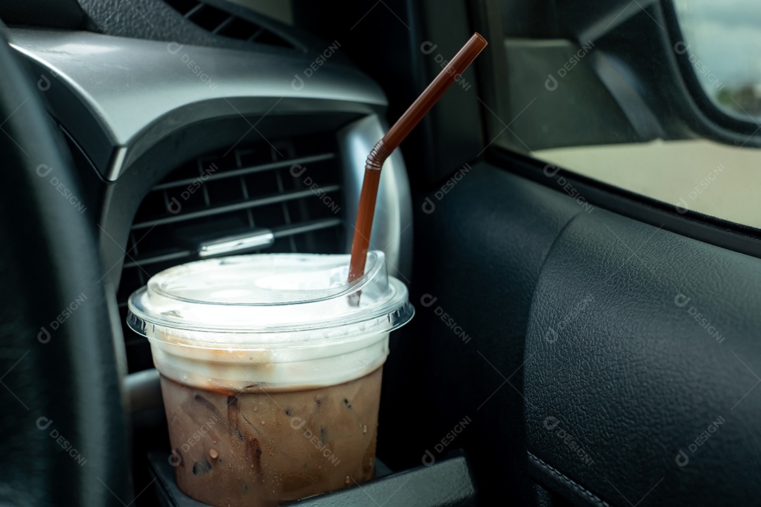 Café gelado com copo de plástico no porta-copos do carro.