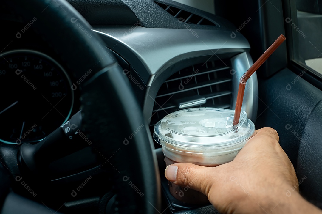 Café gelado com copo de plástico no porta-copos do carro.