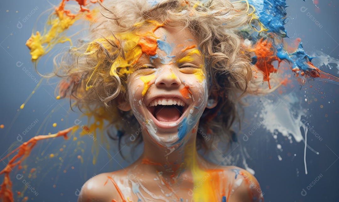 Crianças felizes sorrindo brincando com arte e cobertas de tinta em campanha cultural do Dia das Crianças