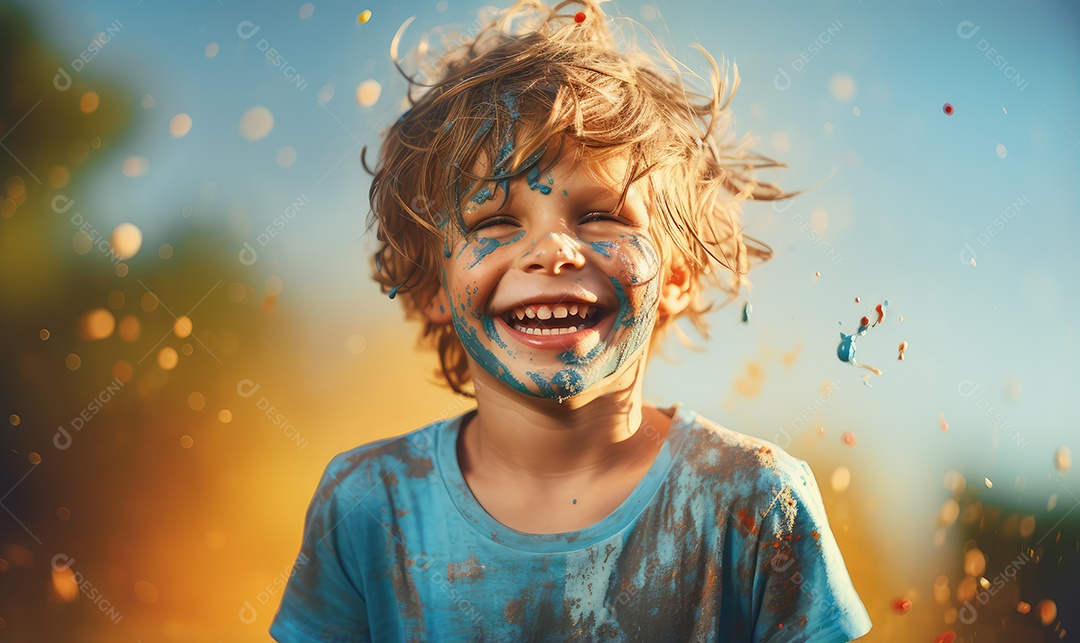 Crianças felizes sorrindo brincando com arte e cobertas de tinta em campanha cultural do Dia das Crianças