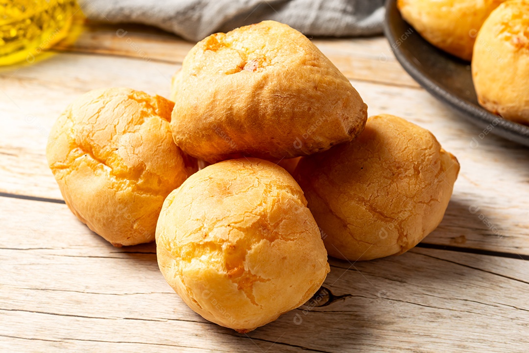 Pães de queijo brasileiros (pão de queijo) em uma mesa de madeira.