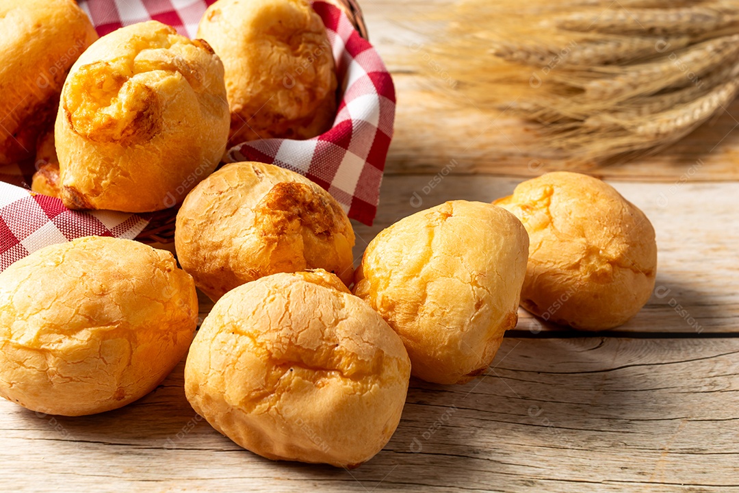 Pão de queijo em mesa de madeira com café preto