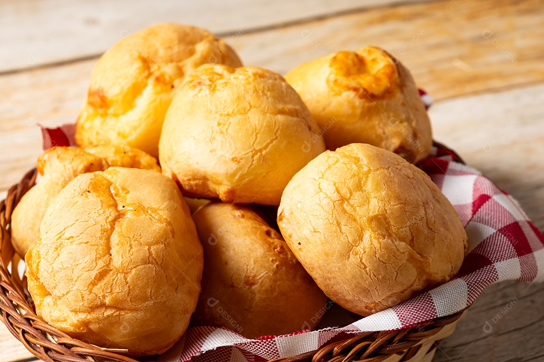 Pão de queijo em mesa de madeira com café preto