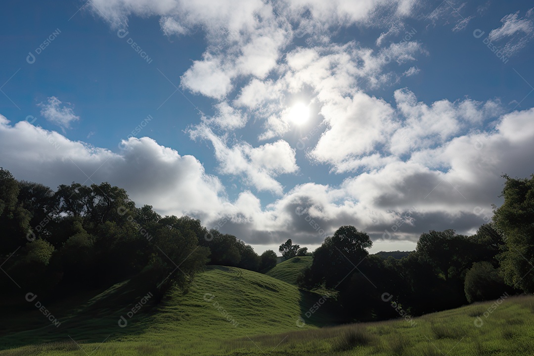 Céu sereno com nuvens macias sobre a paisagem verde.