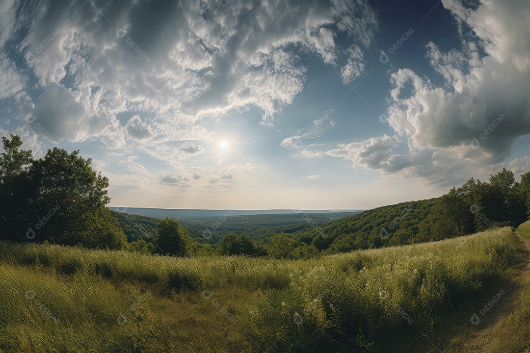 Céu sereno com nuvens macias sobre a paisagem verde.