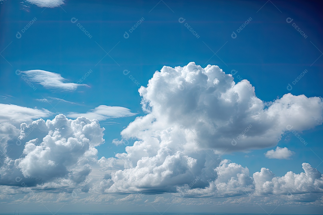 Céu sereno com nuvens espalhadas em tons de azul.