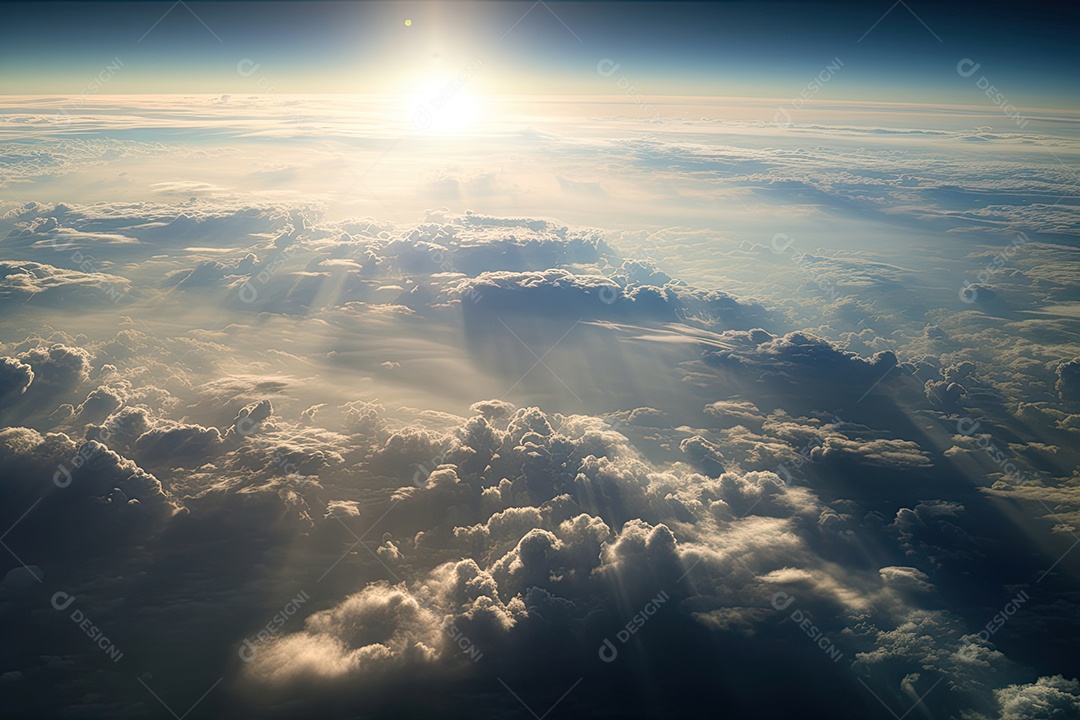 Céus largos com nuvens e sol leve.