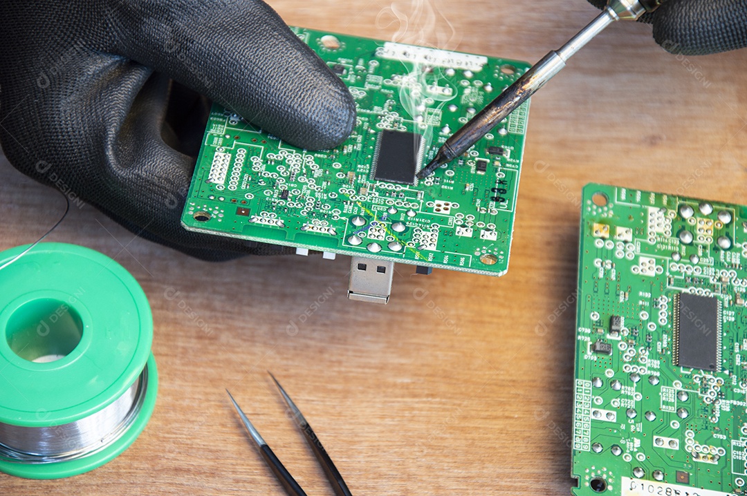 Técnico que repara a placa mãe soldando