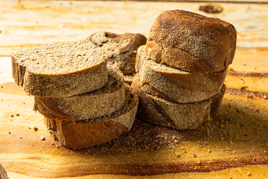 Pão escuro fatiado ou pão australiano