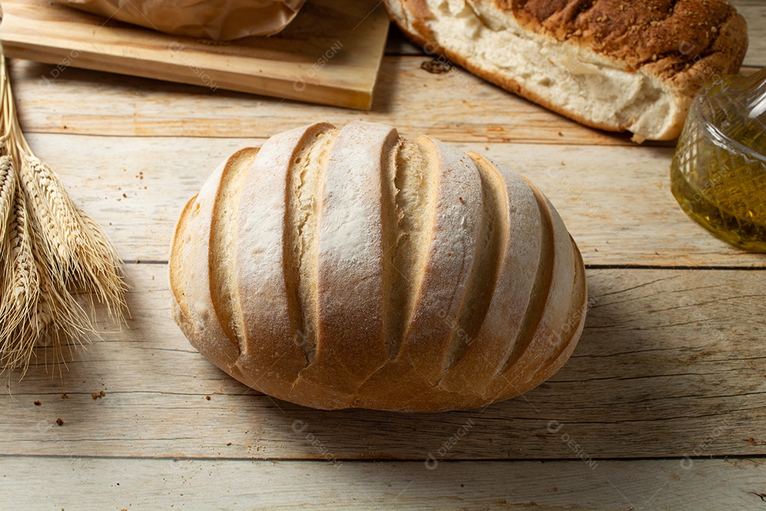 Pão redondo em uma mesa de madeira