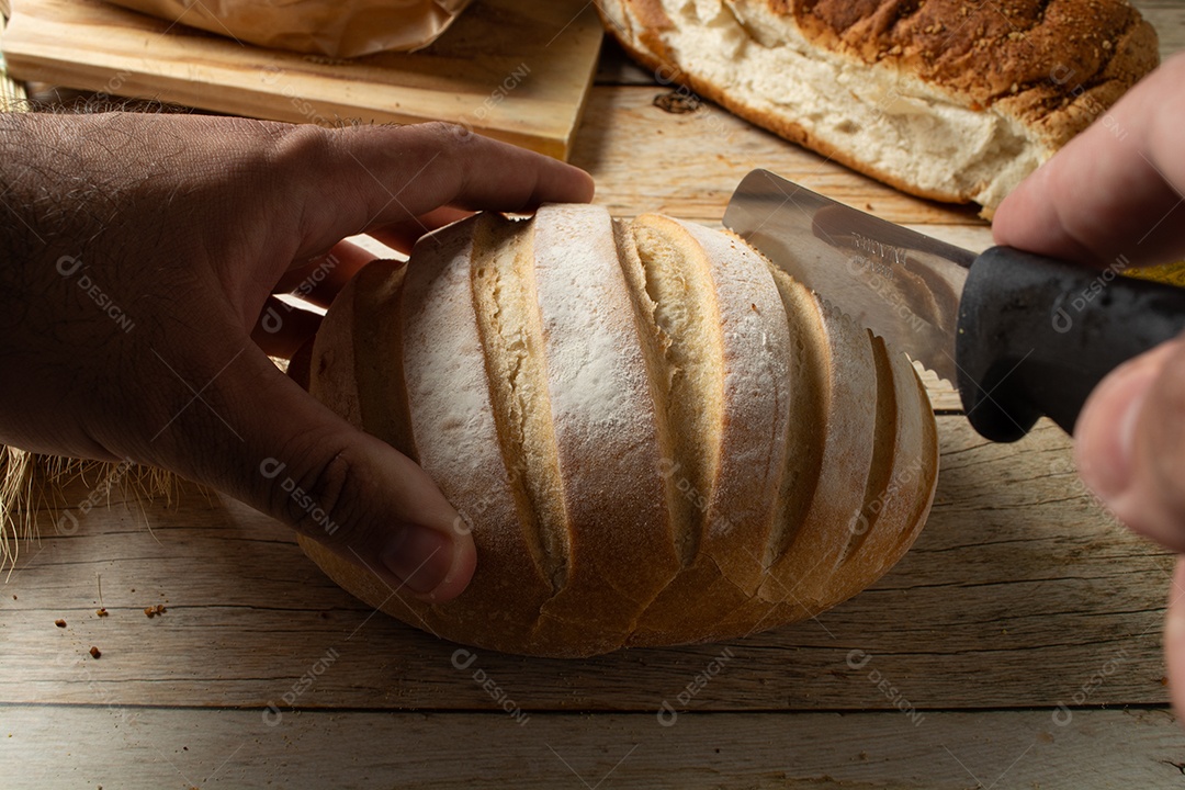 Pão redondo em uma mesa de madeira