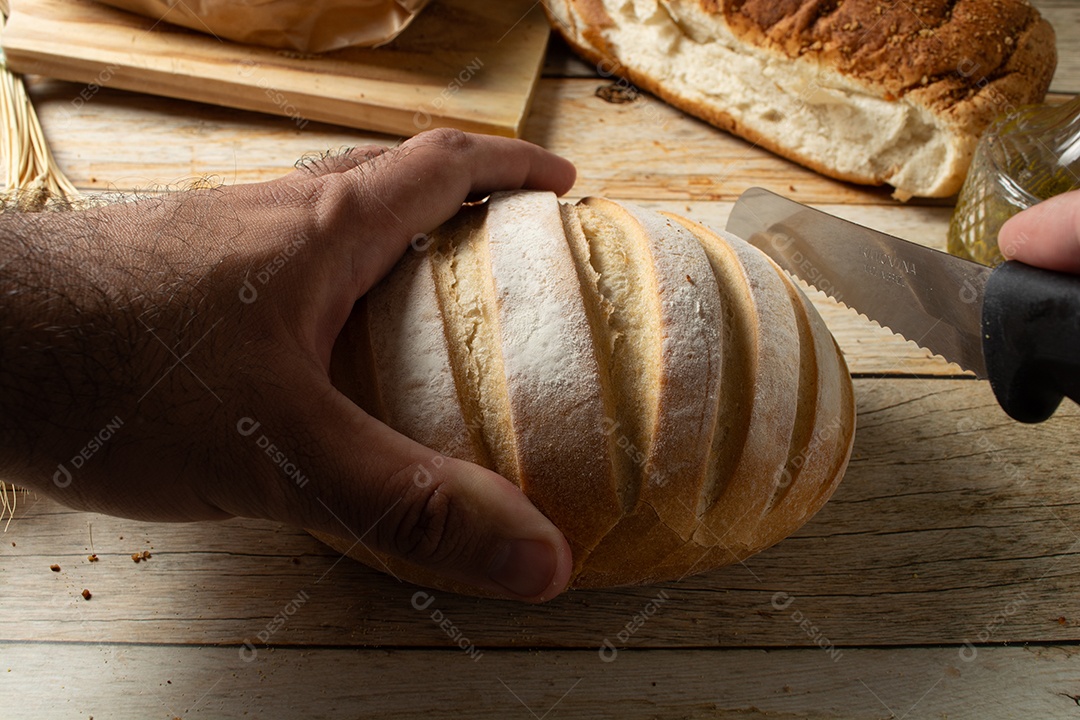 Pão redondo em uma mesa de madeira